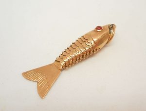Very fine vintage 18ct gold articulated fish with red eyes