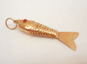 Very fine vintage 18ct gold articulated fish with red eyes