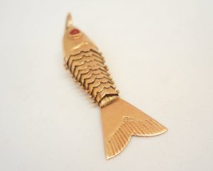 Very fine vintage 18ct gold articulated fish with red eyes