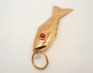 Very fine vintage 18ct gold articulated fish with red eyes