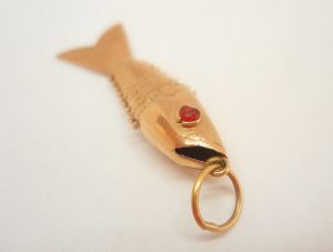 Very fine vintage 18ct gold articulated fish with red eyes