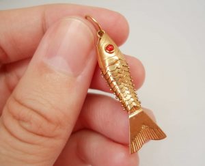 Very fine vintage 18ct gold articulated fish with red eyes