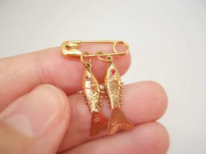 Two very fine 18ct gold baby articulated fish with red eyes