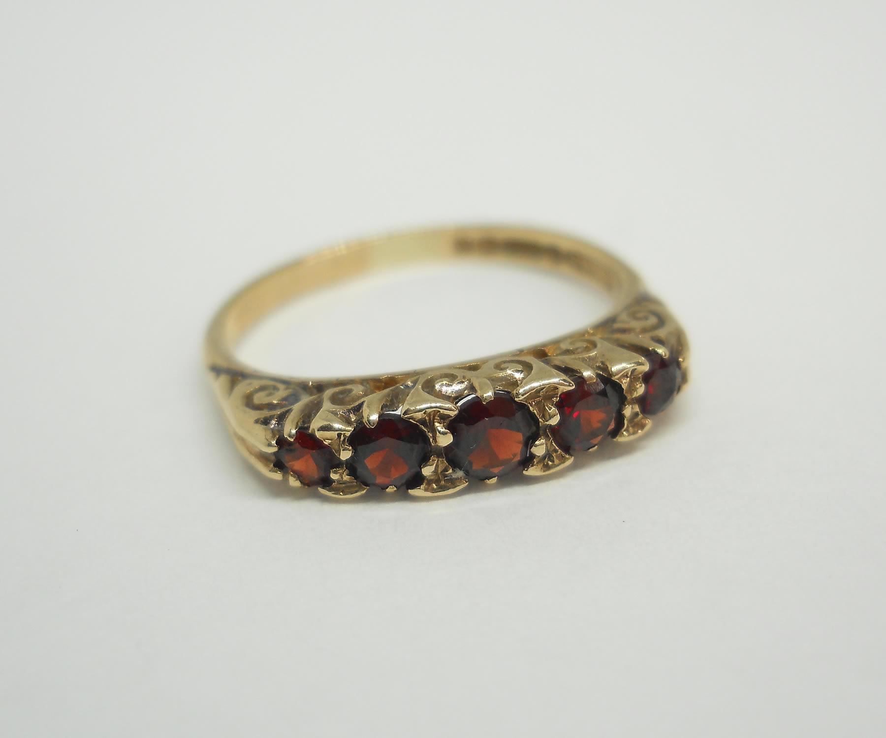 Vintage five stone garnet 9ct gold ring
