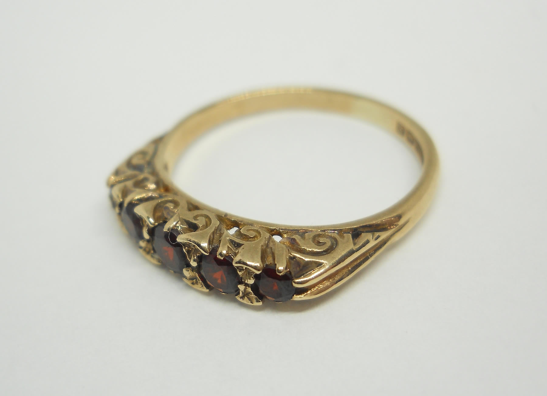 Vintage five stone garnet 9ct gold ring