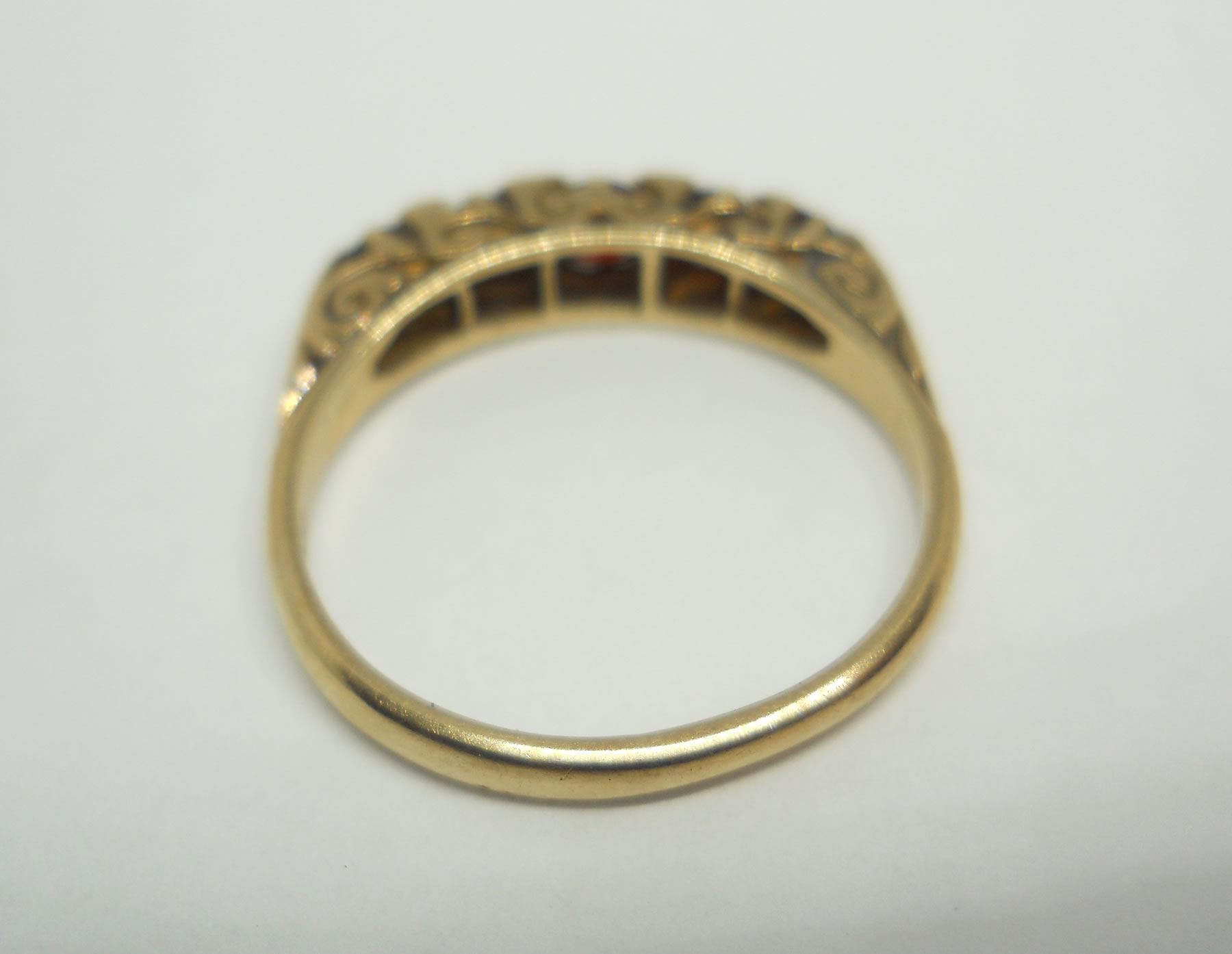 Vintage five stone garnet 9ct gold ring