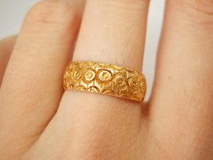 Antique Victorian floral motif embossed 18ct gold band