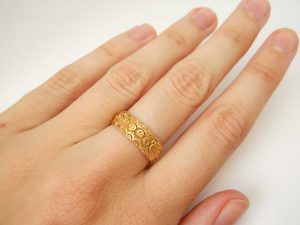 Antique Victorian floral motif embossed 18ct gold band