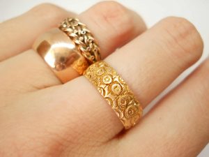 Antique Victorian floral motif embossed 18ct gold band