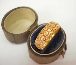 Antique Victorian floral motif embossed 18ct gold band