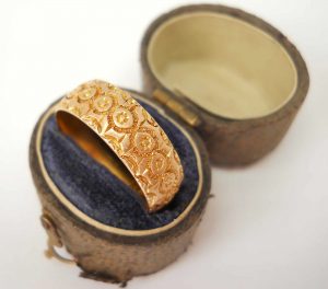 Antique Victorian floral motif embossed 18ct gold band