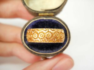 Antique Victorian floral motif embossed 18ct gold band
