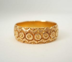 Antique Victorian floral motif embossed 18ct gold band
