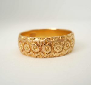Antique Victorian floral motif embossed 18ct gold band