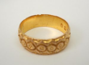 Antique Victorian floral motif embossed 18ct gold band