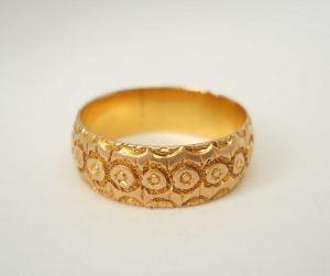 Antique Victorian floral motif embossed 18ct gold band