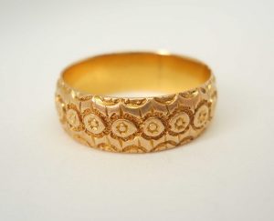 Antique Victorian floral motif embossed 18ct gold band