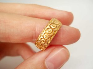 Antique Victorian floral motif embossed 18ct gold band