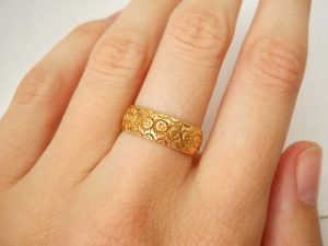 Antique Victorian floral motif embossed 18ct gold band