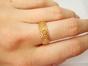 Antique Victorian floral motif embossed 18ct gold band