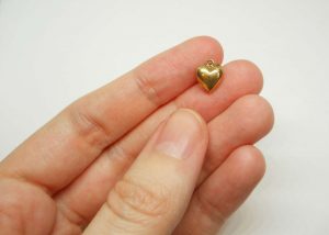 Tiny vintage 9ct gold puffy heart charm